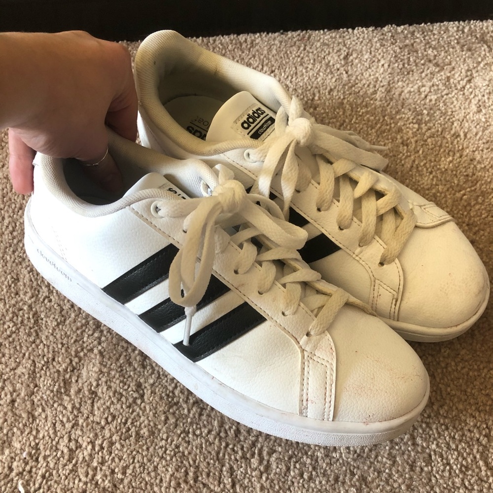 Women’s 8.5 classic adidas!